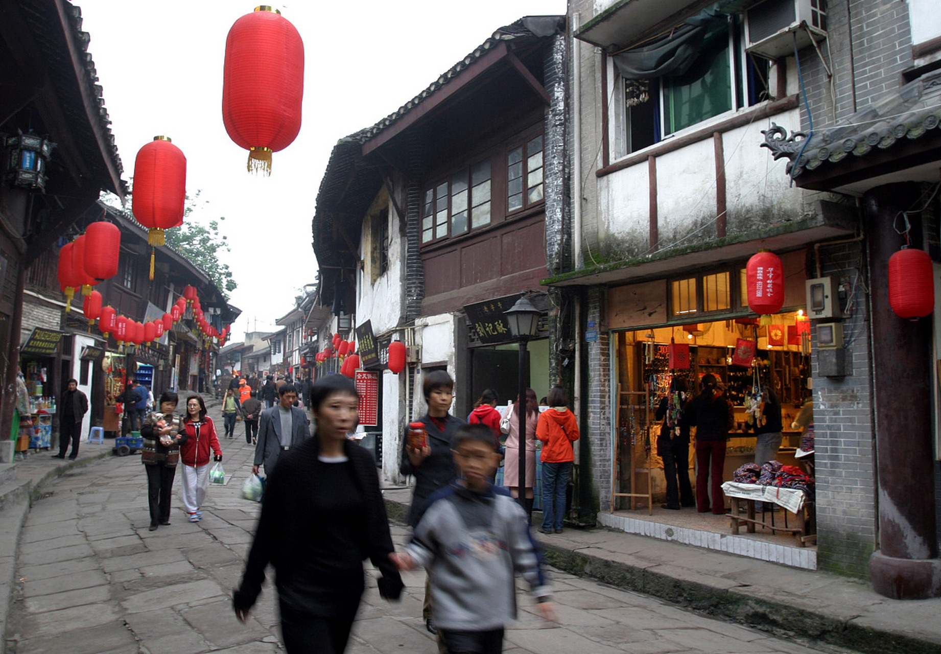 那就来潜口古镇吧.潜口古镇雄距黄岳,天马之间,为黄山南面万山之出口.