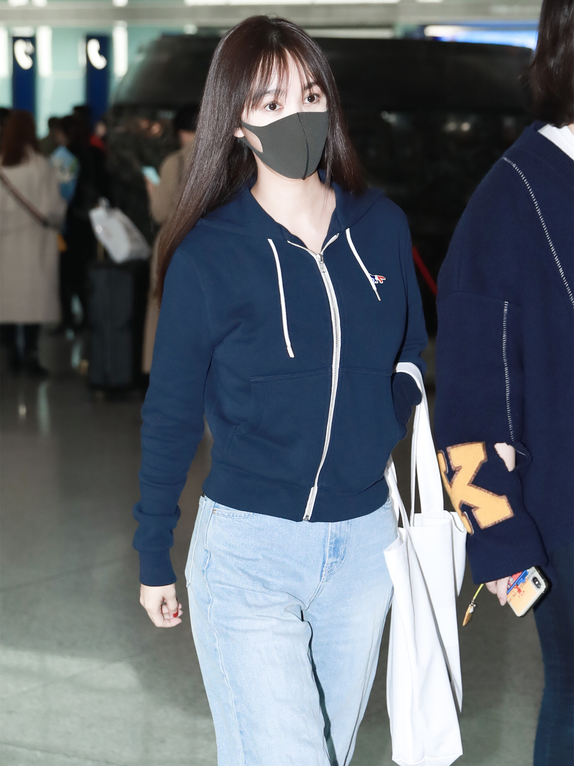 李菲儿真会玩,两套机场造型都搭配牛仔裤,风格差距却这么大?