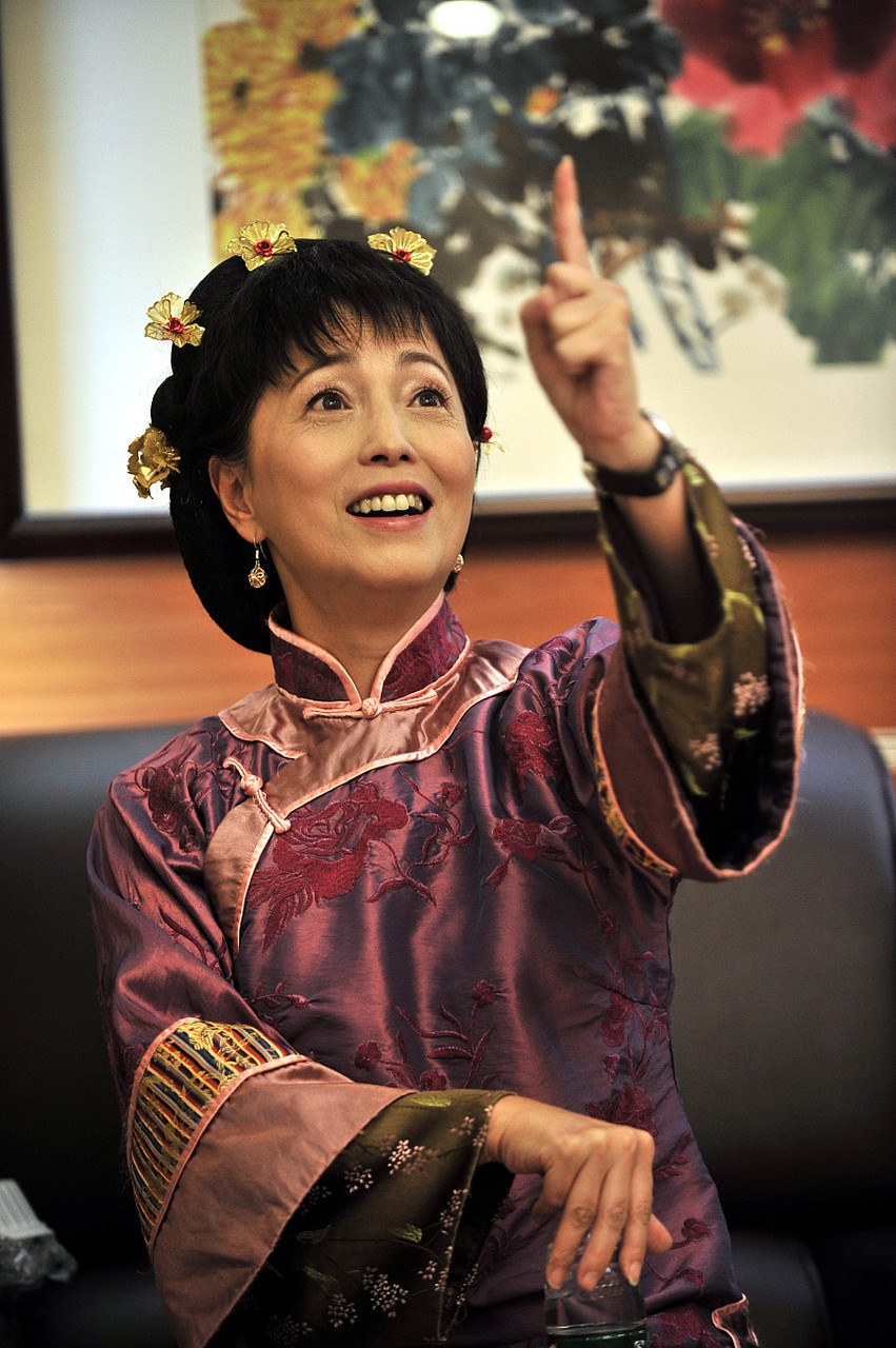 苑琼丹:与玻璃大王的爱情  苑琼丹是香港娱乐圈中异性