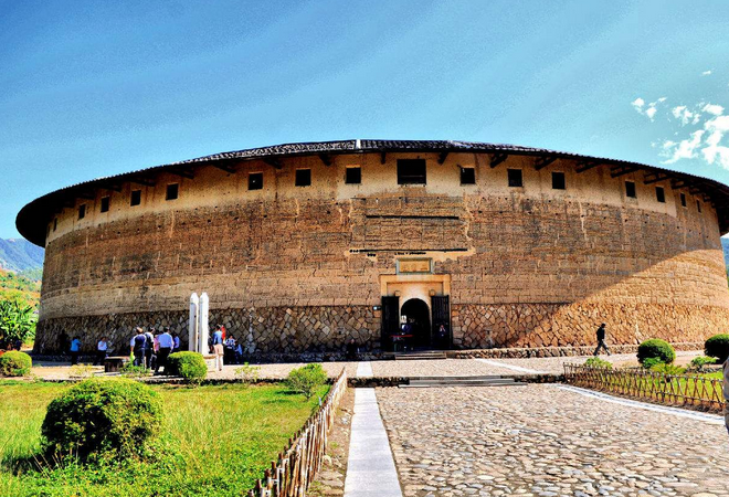 今天,小编就为大家介绍一下位于漳州市华安县的二宜楼.