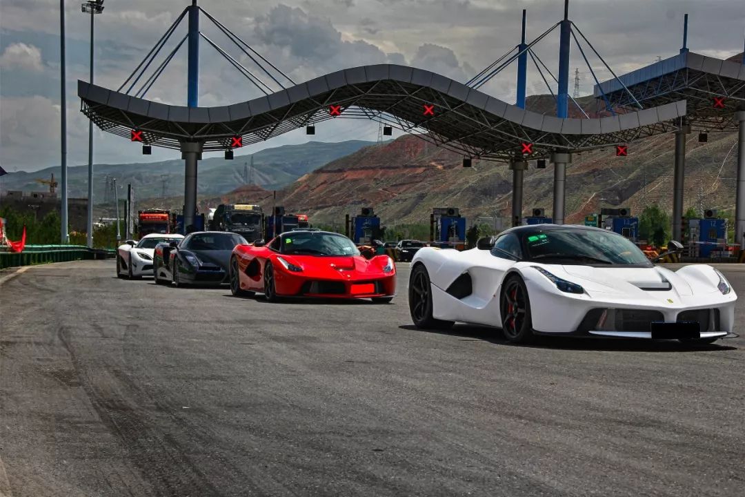 青海高速惊现上亿的超跑车队,进隧道那刻感觉隧道要被"炸塌"了!