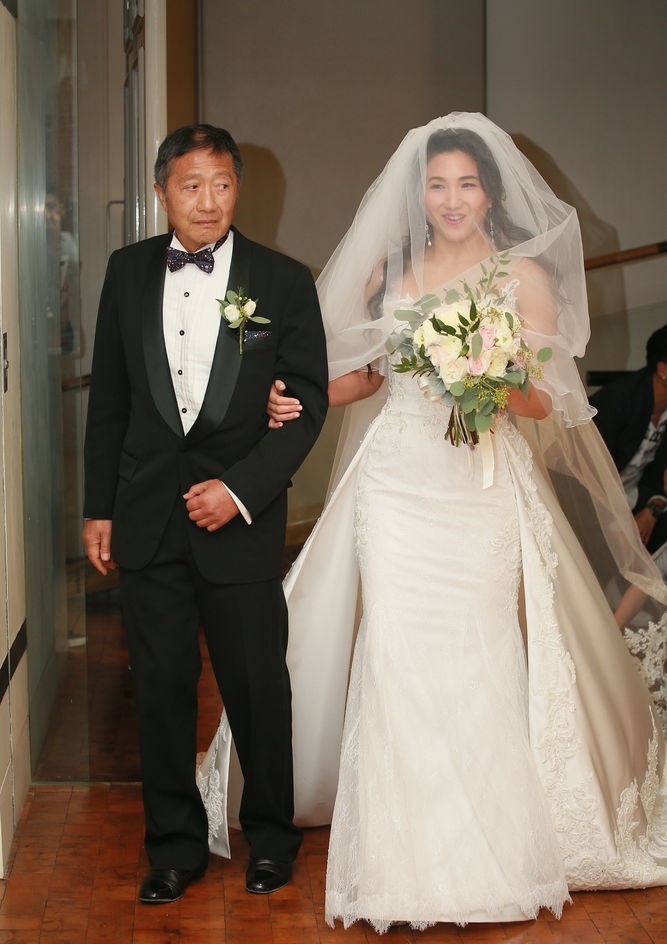 2月22日,香港,郑佩佩爱女原子鏸与外籍老公mehdi在深湾游艇会结婚.