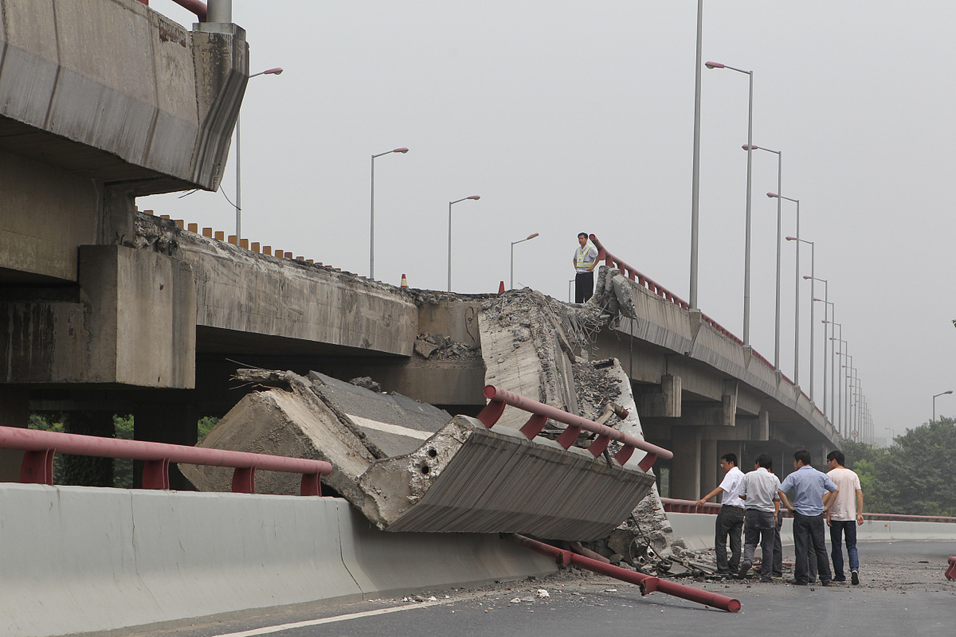 广州一大桥被撞断,已致2死3失联.