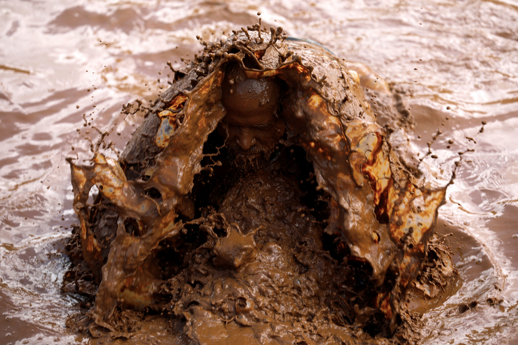 以色列举办13公里泥地跑 选手泥浆中奋力前行