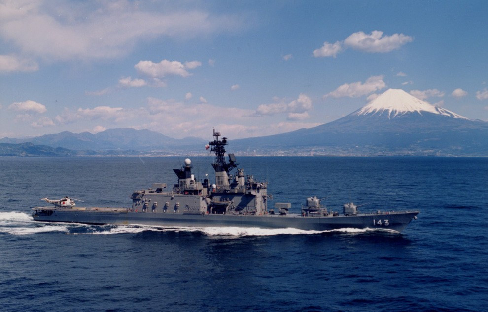 本级舰可以视作其前级榛名级直升机驱逐舰的改良版,中间有大型的直升