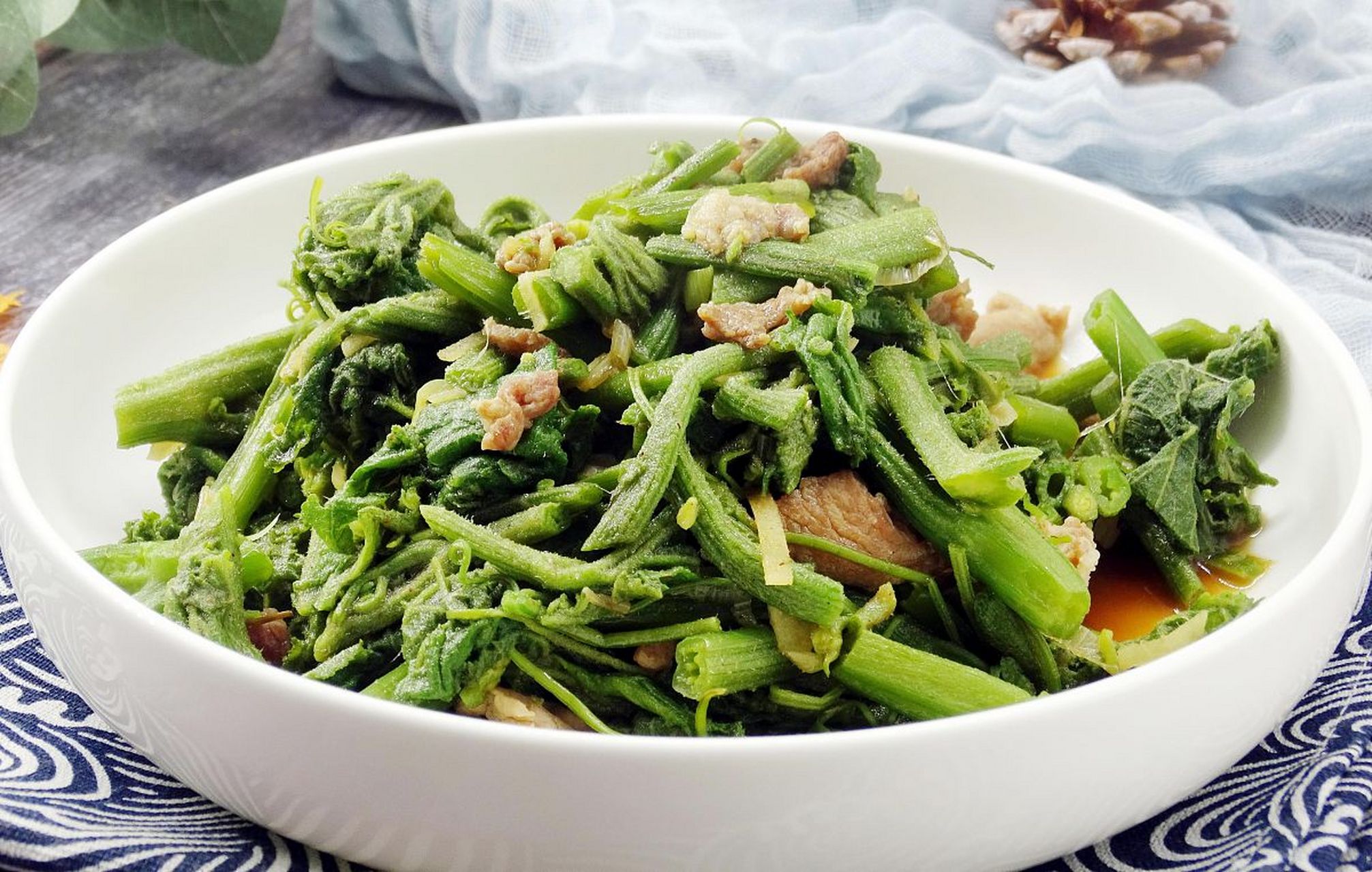 清炒南瓜叶:将嫩南瓜叶洗净,裹上面粉,加入蒜末