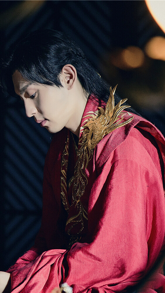 邓伦旭凤侧颜壁纸:天界火神人间煜王一去不回,待君化魔归来!