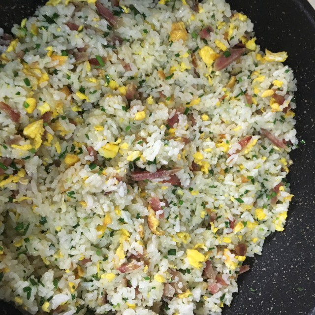 韭菜香肠鸡蛋炒饭,色香味俱全,营养鲜美,老少皆宜