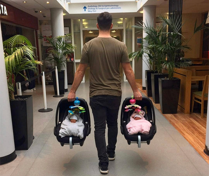 同样的地点,爸爸带娃一年前和一年后,网友:男宝比女宝发育晚?