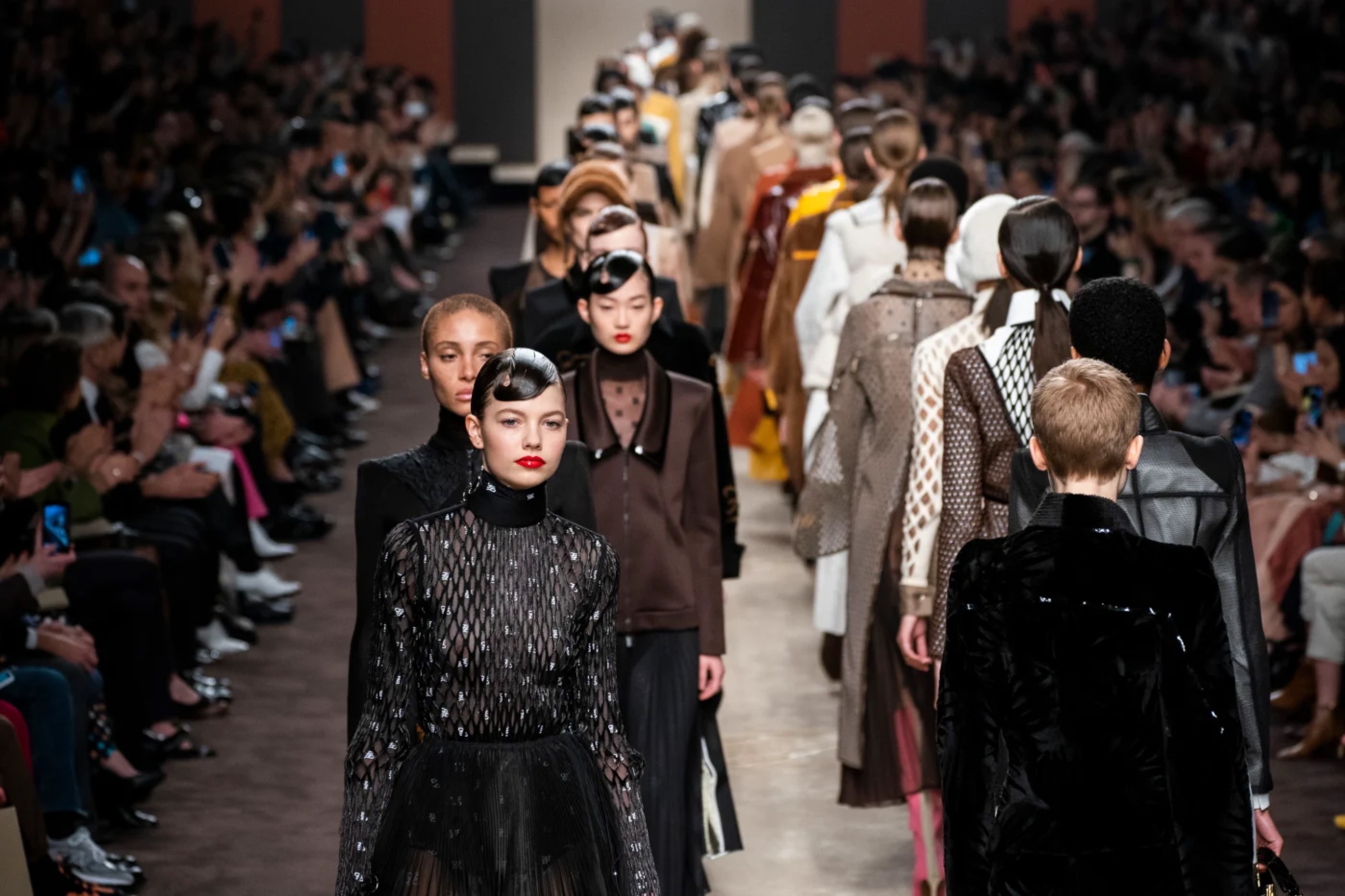 chanel和fendi都在纪念老佛爷,而粉丝都在买买买