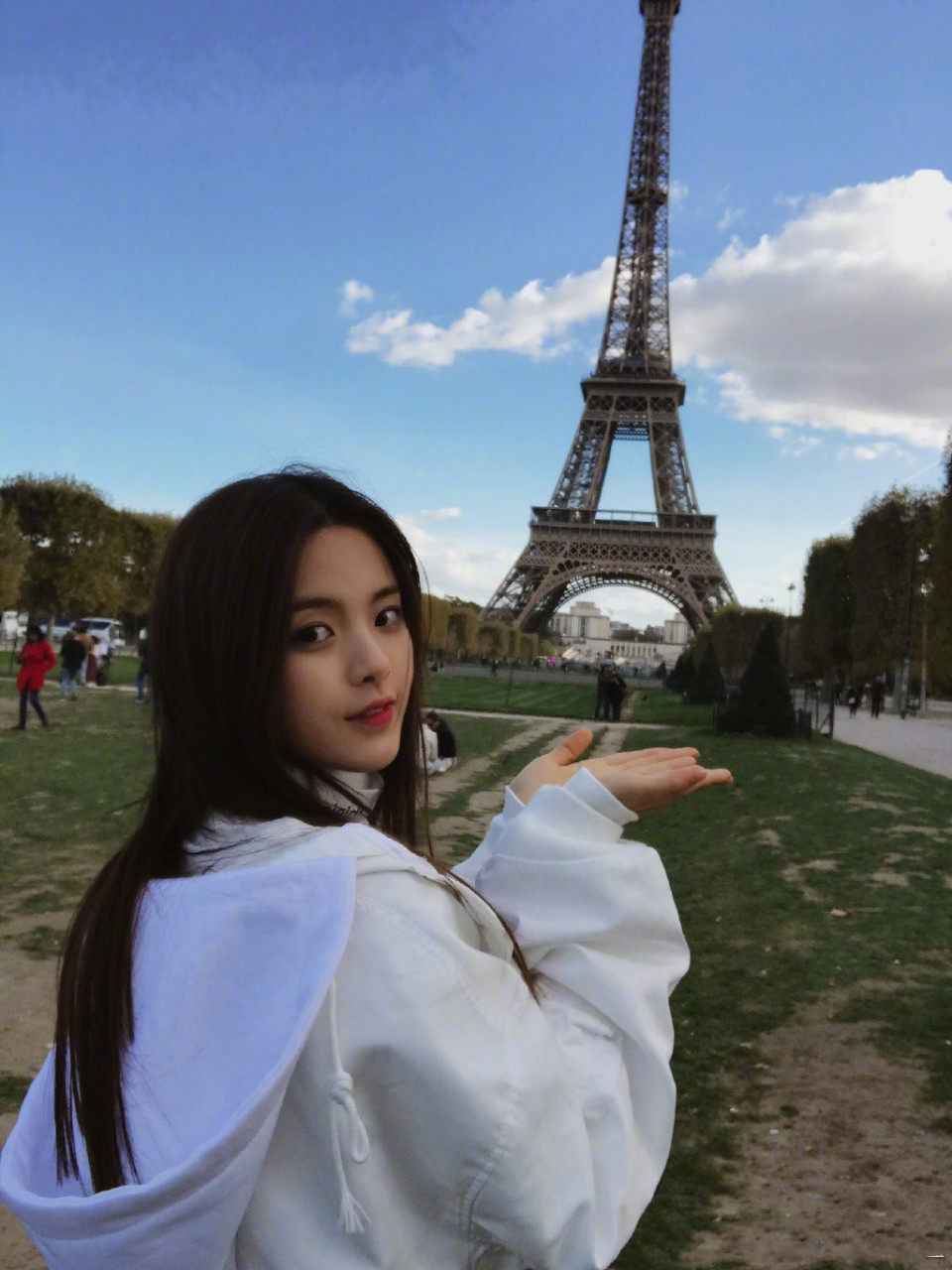 "村花"又名"锦鲤"的杨超越被时尚编辑张宇称赞,从小时候被骗去打工到