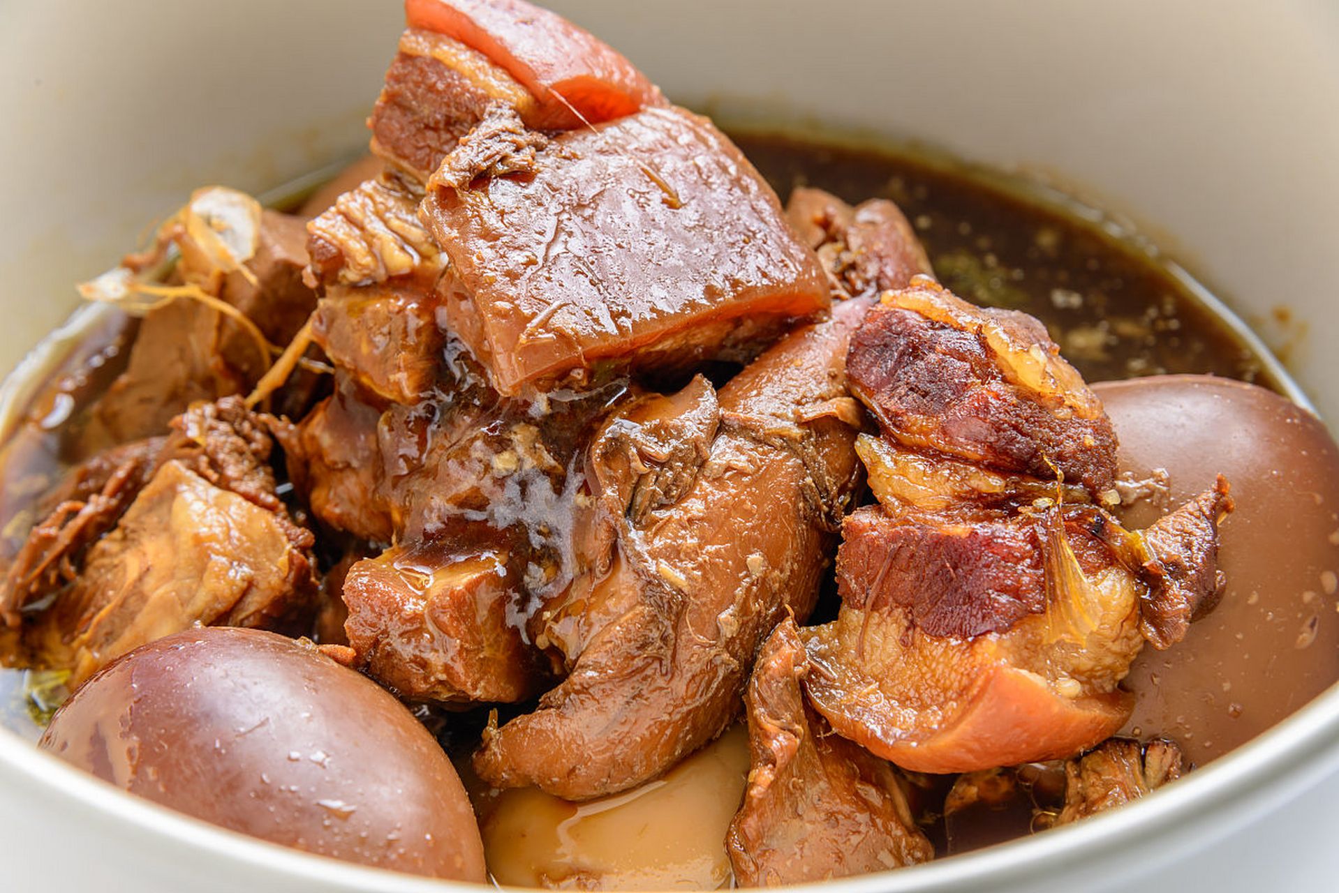 大家好,欢迎来到农村美食课堂,今天教大家卤水牛腩的家常做法.