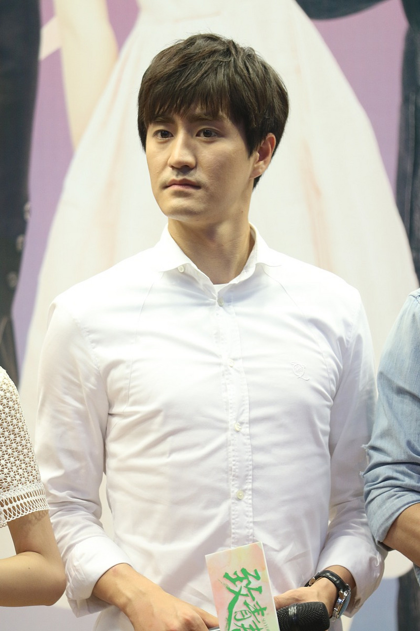 杨玏也是星二代,最开始被爸爸(杨立新,《封神》中的东伯侯)带着演戏