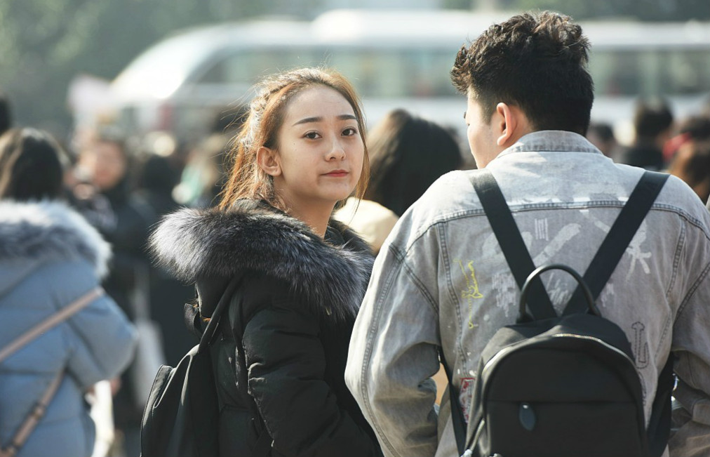 养眼!2019浙江传媒学院艺考拉开帷幕 现场美女如云高颜值惹人羡