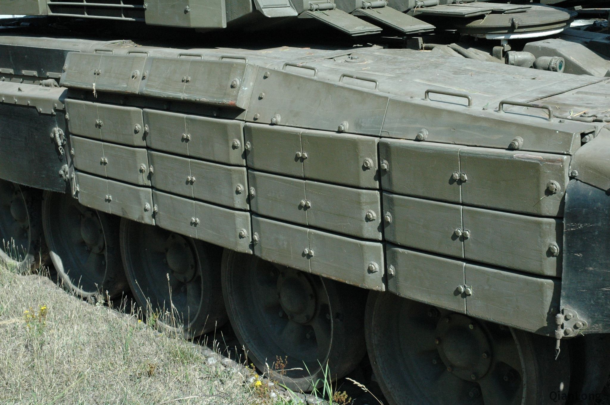 t-72m2改进型坦克亮相 升级之后依然弱点多多