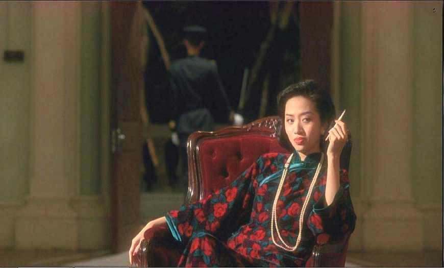 《半生缘》:梅艳芳饰演顾曼璐,将爱恨交织的情绪演绎得丝丝入扣