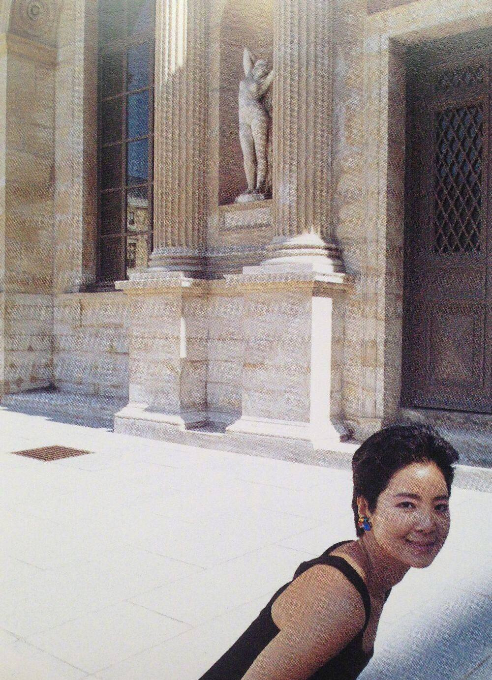 邓丽君珍贵老照片,身穿小黑裙漫步在巴黎,美人自有韵味