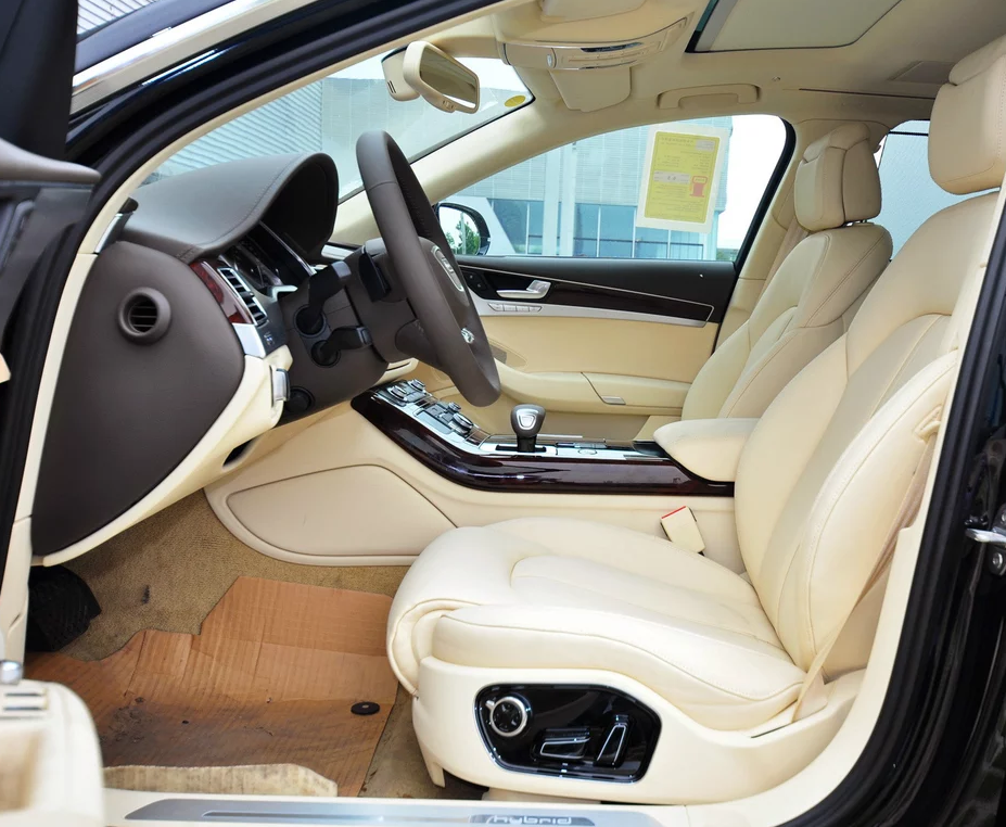 奥迪a8l新能源,霸气外观诠释不怒自威的气质,高端的内饰设计