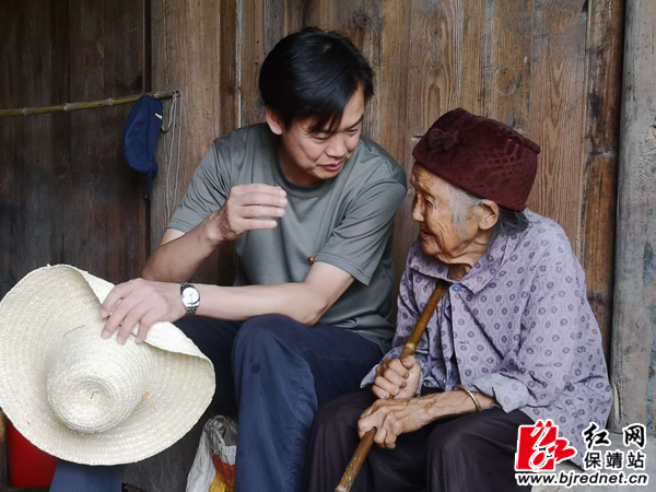 卢向荣在保靖长潭河乡开展三走访三签字工作