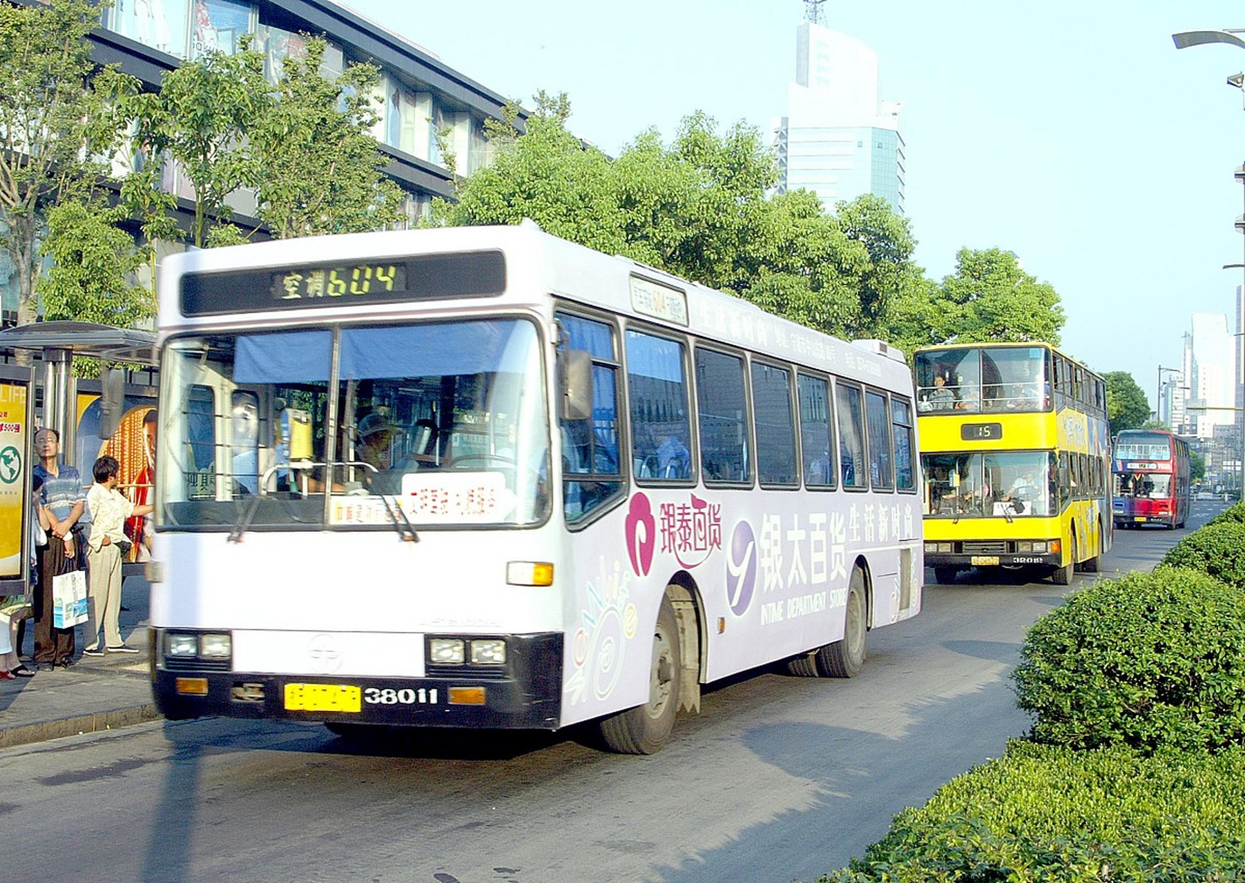 杭州有一班k155路公交车,在情人节那天会变成kiss专线,全车身都会变成