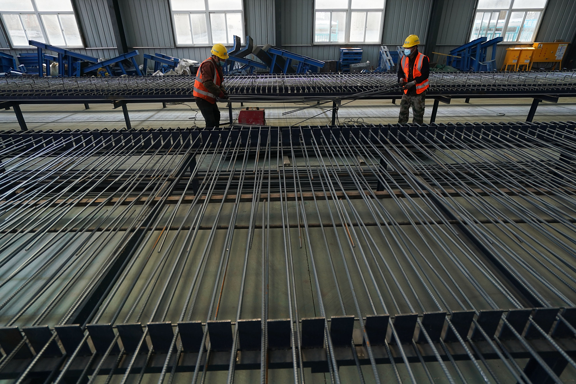 3月20日,工人在桥梁构件预制基地钢筋加工车间忙碌.