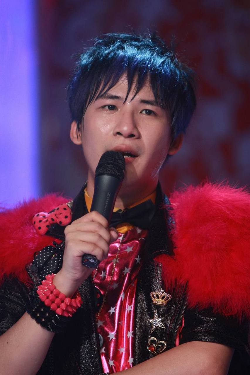 大张伟真是活跃气氛能手, 一出场就带来了一首《我怎么这么好看》