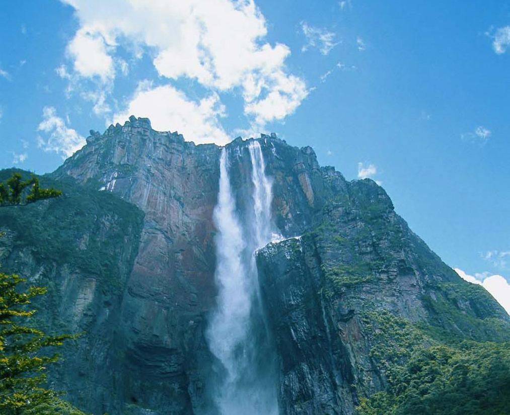 世界上最高的瀑布,高度将近一千米,很多人慕名而来