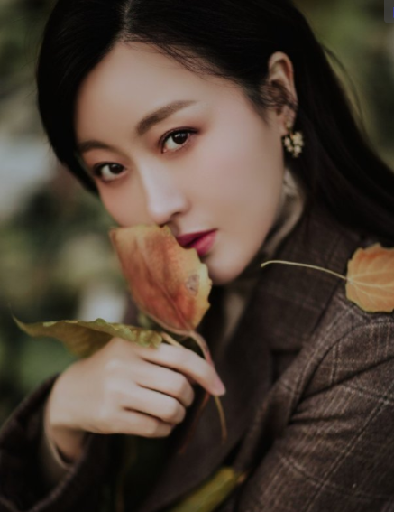 潘长江女儿潘阳发布最新写真照片,简直是一部暖"阳阳"唯美大片