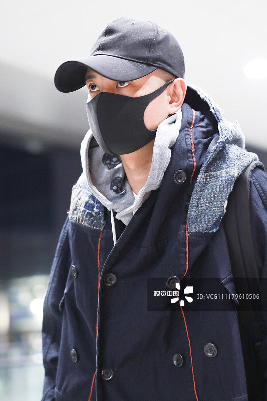 文章街拍:织花拼接双排扣风衣 adidas球鞋低调朴素