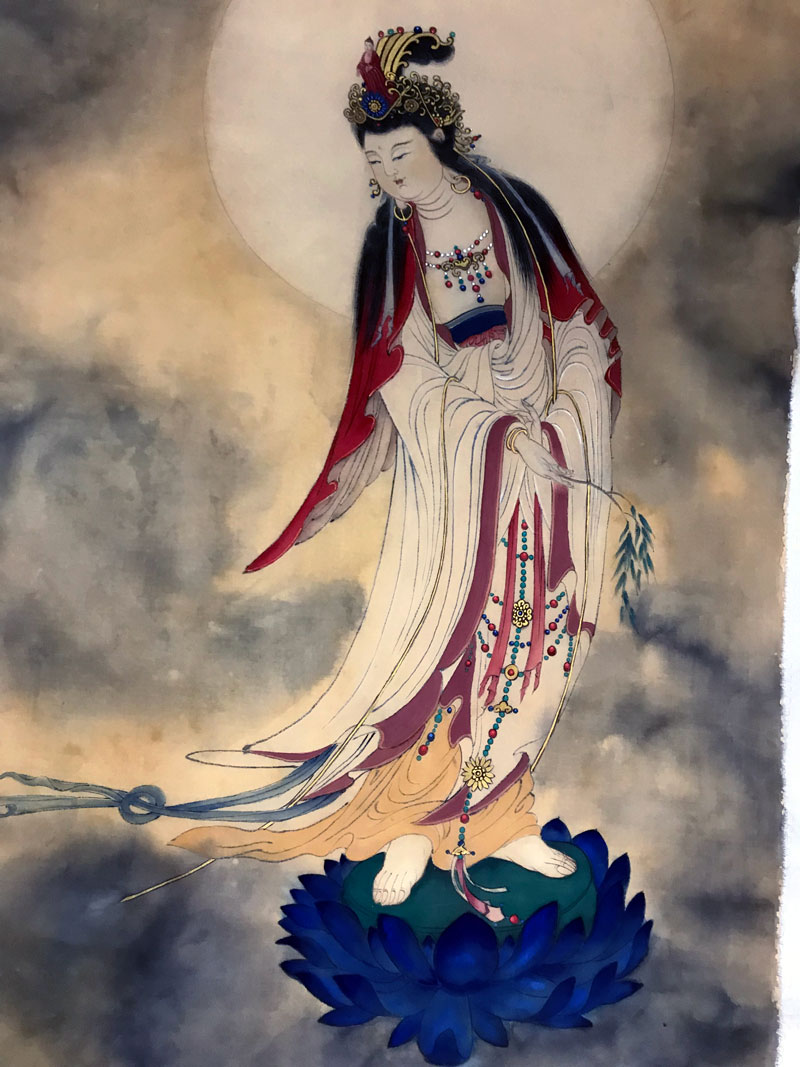 董淑俪绘制绢本佛画局部 著名书画家董淑俪对佛教绘画的专注与理解 "