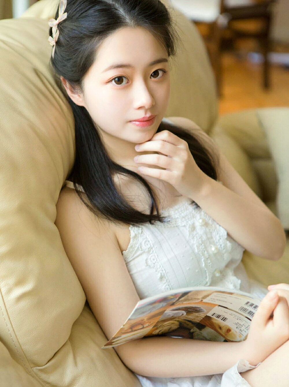 一个人依偎在房间里的温柔素雅女子