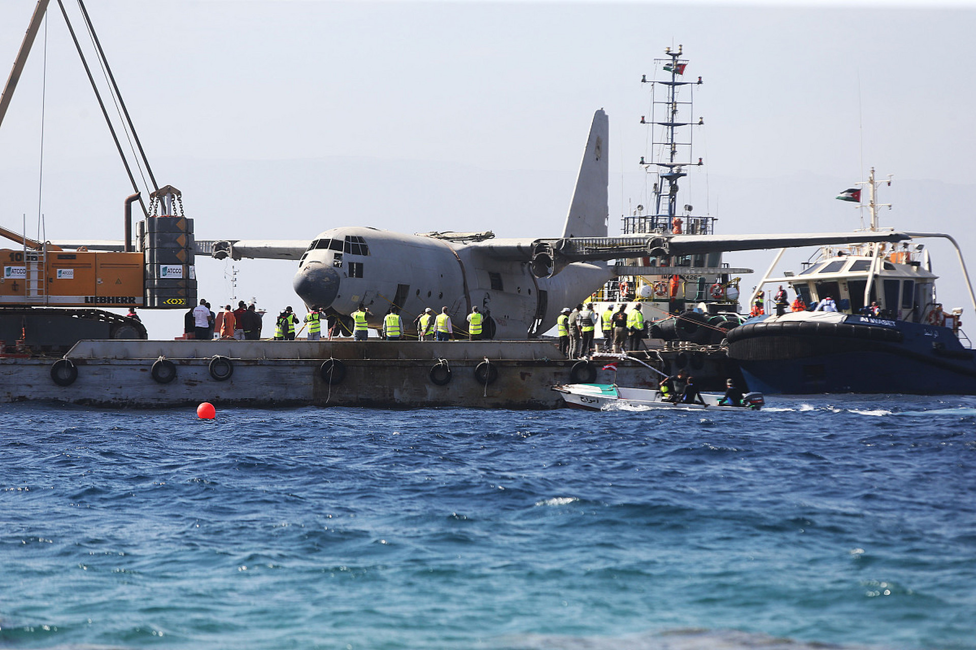 8月5日,菲律宾海岸警卫队派出了两艘巡逻舰,在仁爱礁附近海域跟我国的