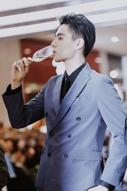 胡一天"饮酒照"被疯传,当他仰头一饮而尽那刻,我已经看傻了