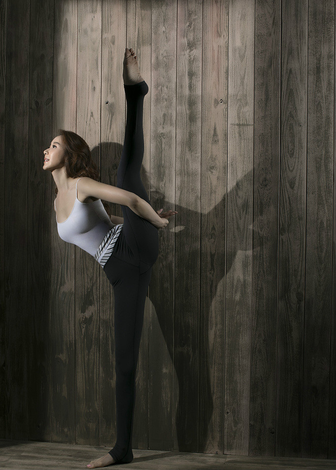 萧蔷频发爱心活动变善心小天使 穿裹身衣花式秀一字马展身姿