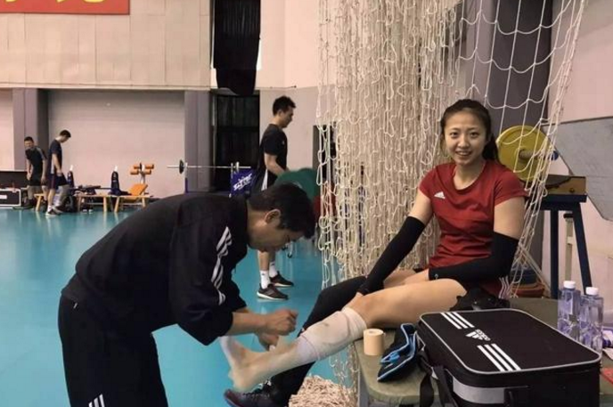 与上海女排的比赛中,丁霞崴脚落地,郑宗源教练为何无
