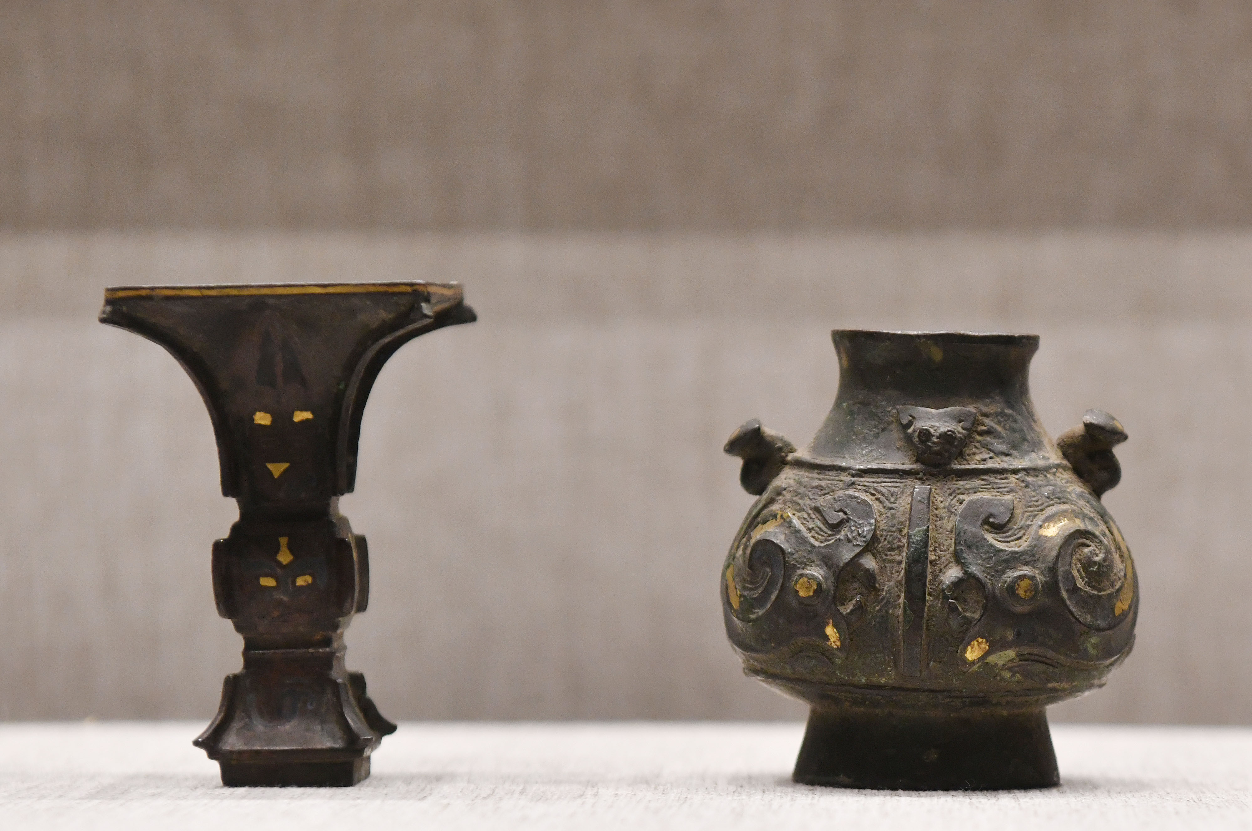 孔子博物馆内陈列的宋朝祭孔铜器(11月26日摄).