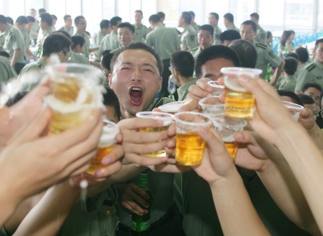 部队禁酒多年,为何大家都觉得当过兵的特能喝酒?