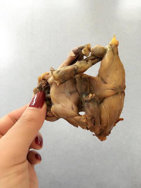 上海有道特色小吃叫熏拉丝,用癞蛤蟆熏制而成