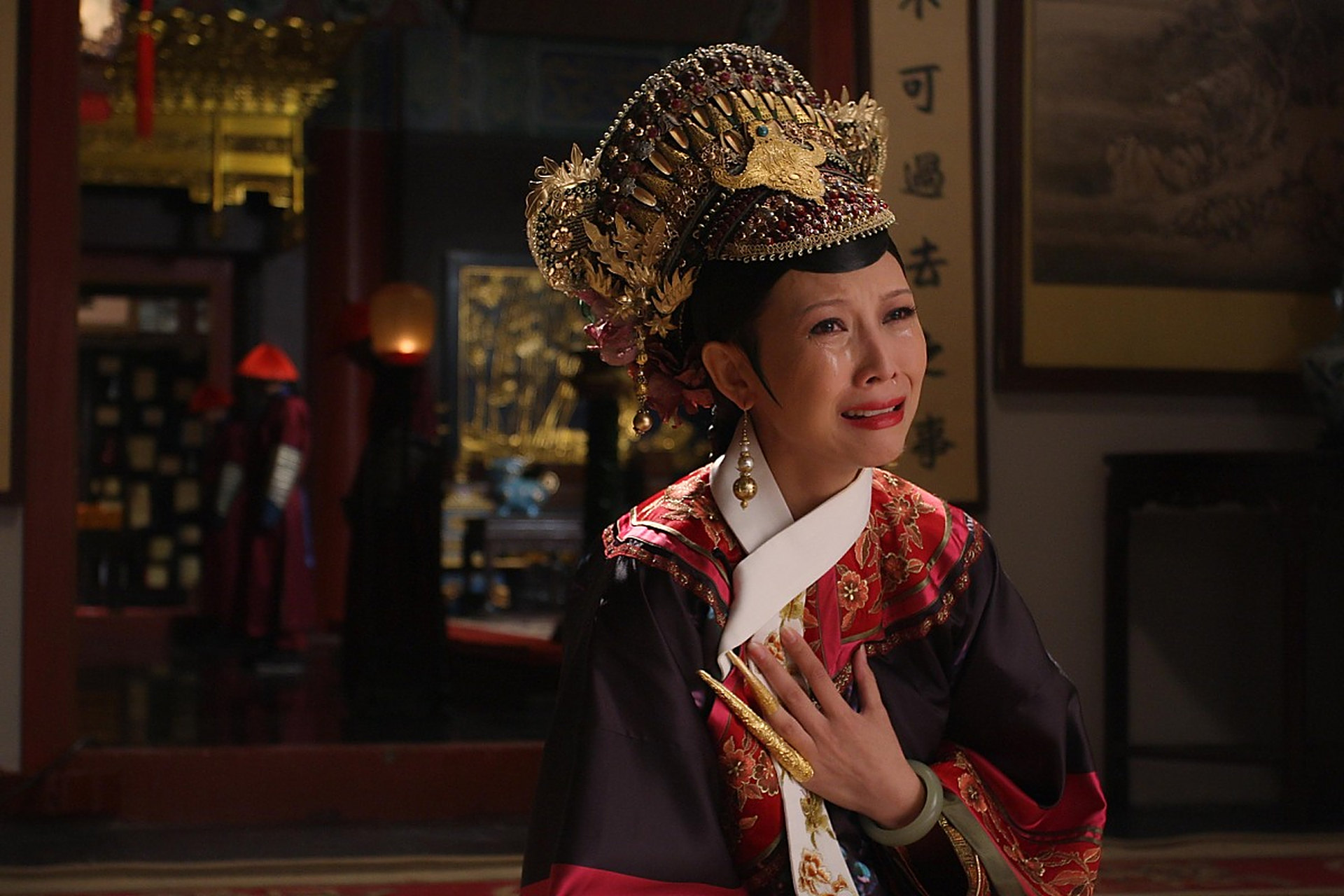 蔡少芬接拍《甄嬛传》后,发现自己怀孕了,不过她没有告诉任何人,在拍