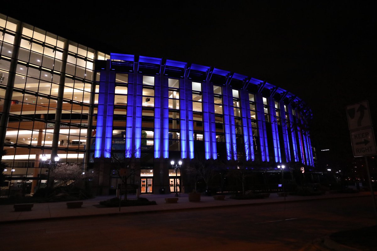 掘金主场百事中心点亮蓝色外部灯光致敬一线医护工作者