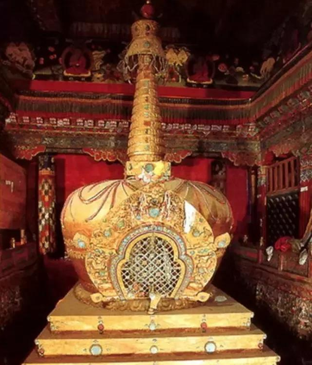 这个当时花了上万两白银,  相当于现在500万人民币  在殊胜三界殿里还