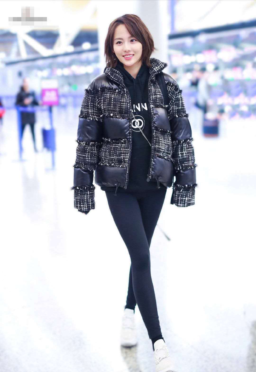 张嘉倪出发米兰时装周,穿紧身裤秀筷子腿,买超眼光真好