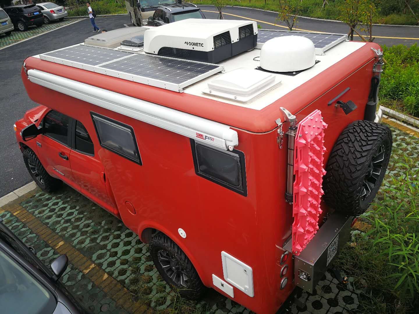 偶遇猛禽皮卡房车外观颜色靓丽价格也是傲娇的,可惜没等到车主