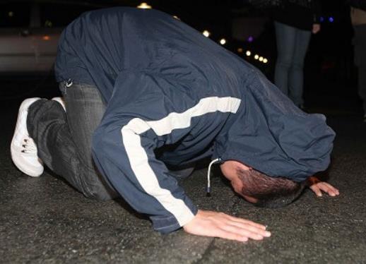 现在的人,跪天跪地跪女友,他就是不跪父母!