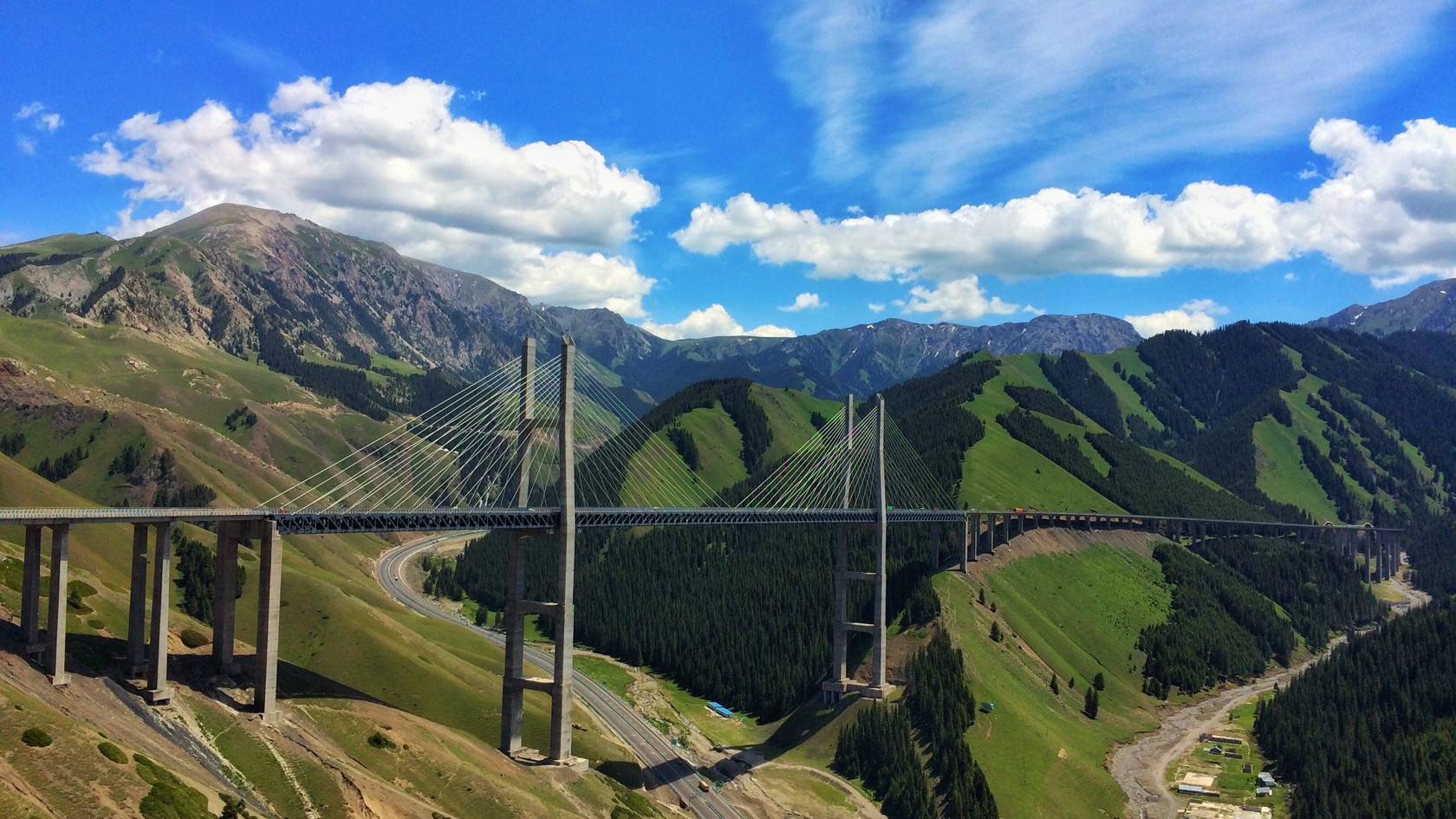 从赛里木湖区向南穿越天山,有一条通往伊犁河流域中心城市伊宁