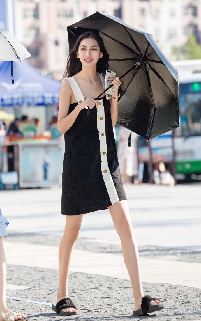 街拍美女:烈焰红唇,这种成熟的气质是岁月的沉淀!