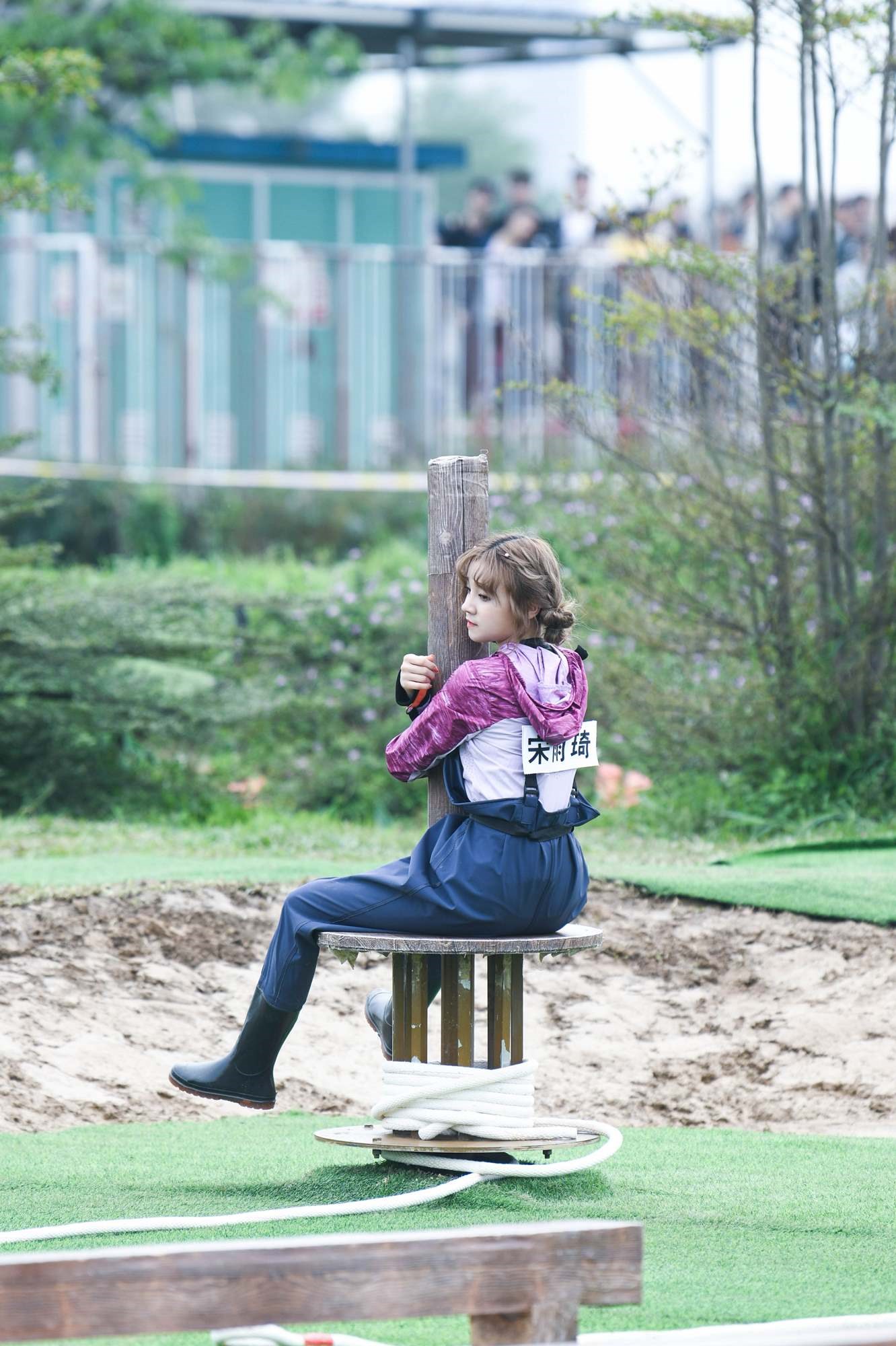 宋雨琦《奔跑吧》化身民国少女机智应对"恐怖"撕名牌