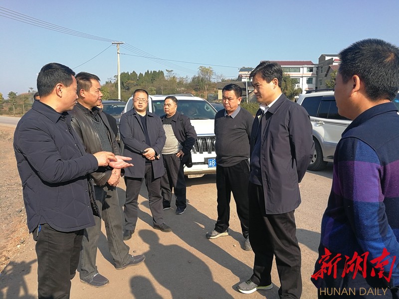 向恒林深入能浦干线公路建设一线现场办公