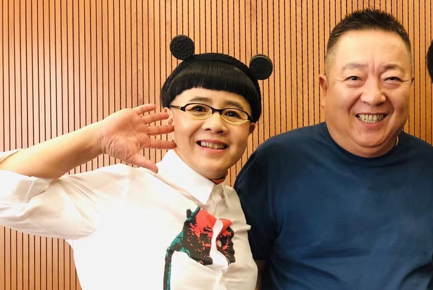 金龟子董浩同框乱舞,夸张扭腰,叉腰大笑,高跟平底鞋意外抢镜