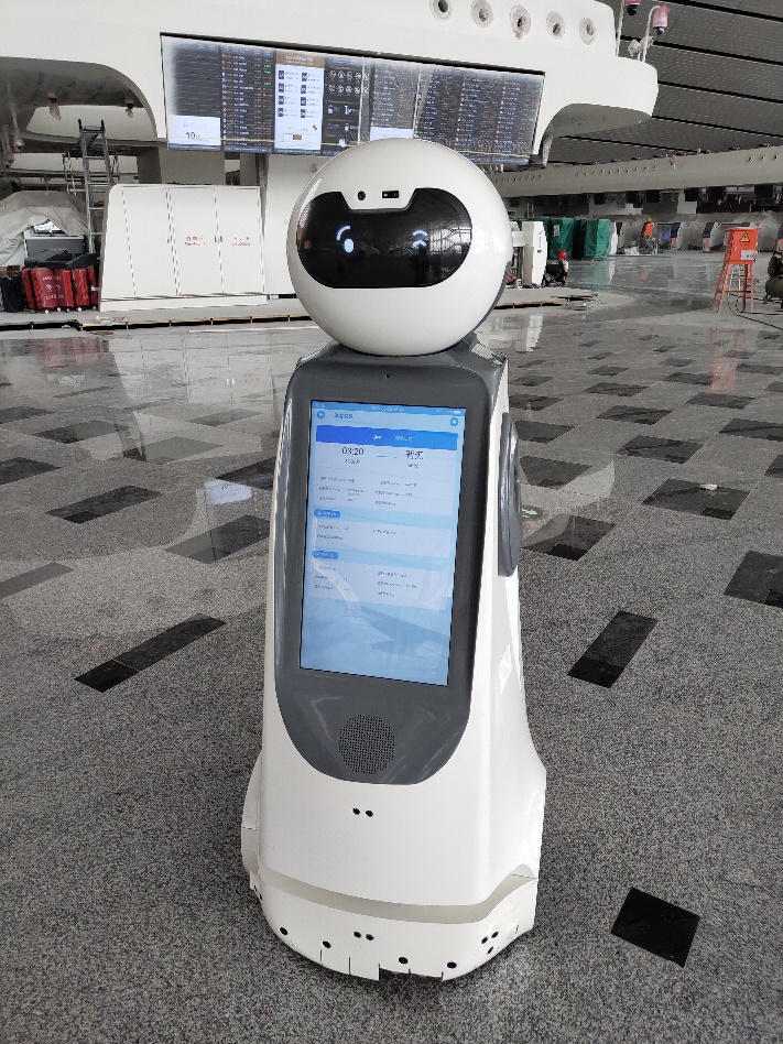 北京大兴机场迎智能机器人,可自由行走为旅客指路